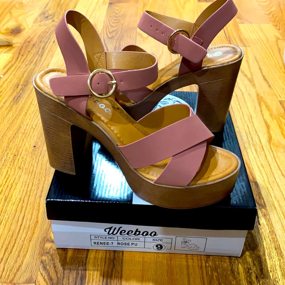 Women six 9 rose colored suede heels